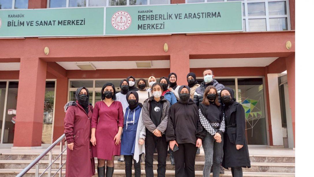 Borsa İstanbul Çok Programlı Anadolu Lisesi öğrencilerimiz Müdür Yardımcımız İlyas ÖZYILDIRIM ve Çocuk Gelişimi ve Eğitimi Alanı Şefimiz Türkan YILMAZ eşliğinde İlimiz okullarını ziyaret ettiler.