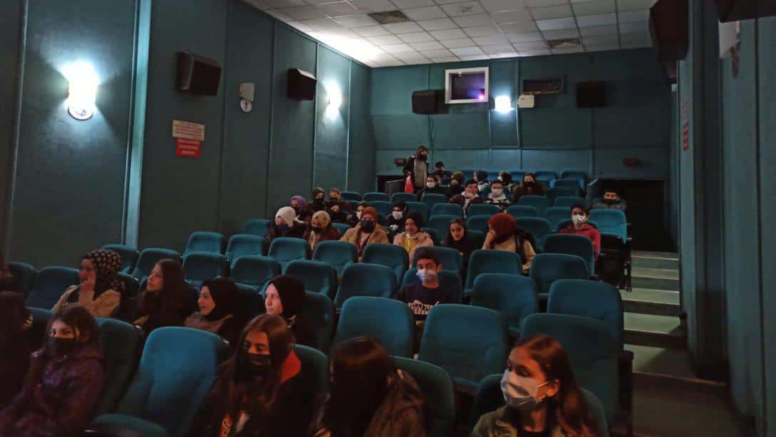 ''İyi Ki Varsın Eren...'' İlçemiz Okullarındaki Öğrencilerimiz Kaymakamımız Sayın Büşra GÜNEŞ' in destekleriyle Sinemaya Götürüldü.