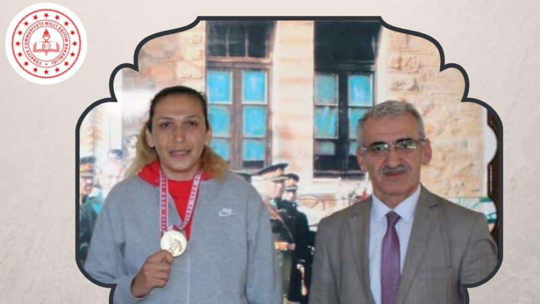 Beden Eğitimi Öğretmenimiz Elif GÜNERİ İstanbul'da düzenlenen Dünya Boks Şampiyonası'nda Yarı Finale Yükseldi.