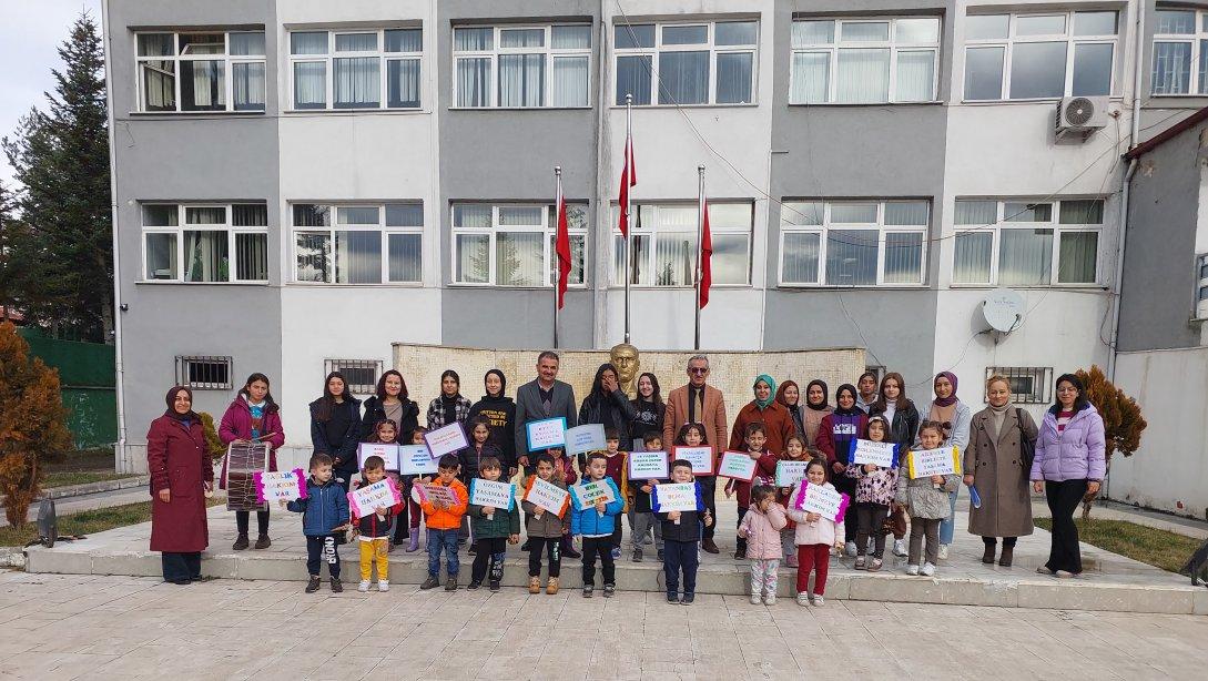 20 Kasım Çocuk Hakları Günü Dolayısıyla İlçemiz Borsa İstanbul ÇPAL Çocuk Gelişimi Alanı ve Şehit Ali Şen Korkut Ortaokulu Anasınıfı Öğrencileri  Hükümet Konağı Önünde Etkinlik Yaptı.