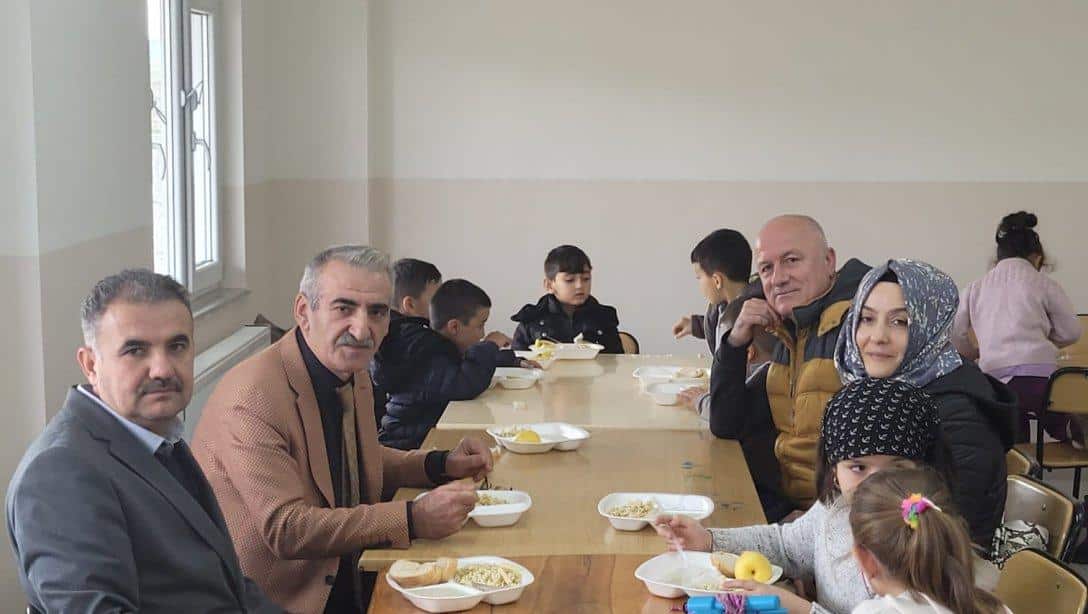 İlçe Milli Eğitim Müdürümüz Mehmet ÇELEBİ Taşımalı Öğrencilerimizin Öğle Yemeğini Denetledi.